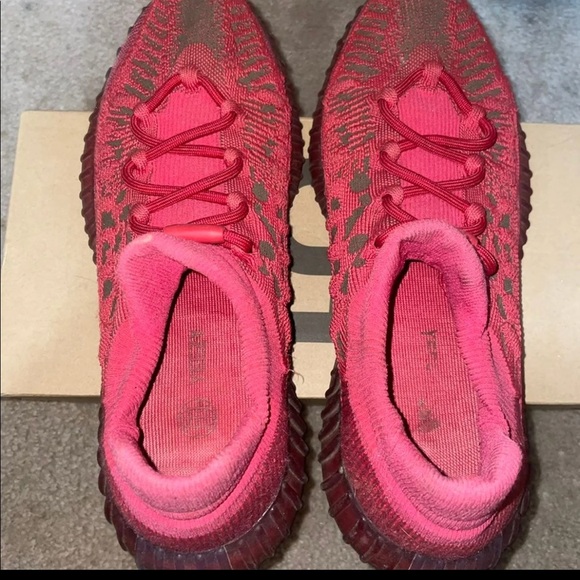 Yeezy 350 v2 CMPCT Slate Red - Picture 3 of 5